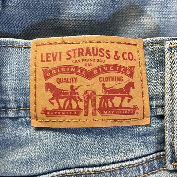 Levi’s Light Wash Mid Rise Mid Length Shorts in Oahu Clouds Size 27 - Picture 12 of 12